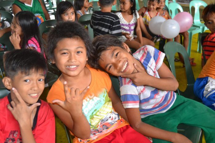 Smilende barn på senteret i Manila